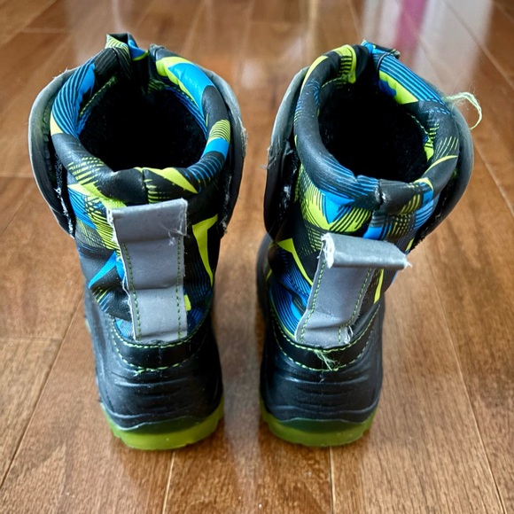 Boys Light Up Winter Snow Boots Size 7/8 - Picture 5 of 8